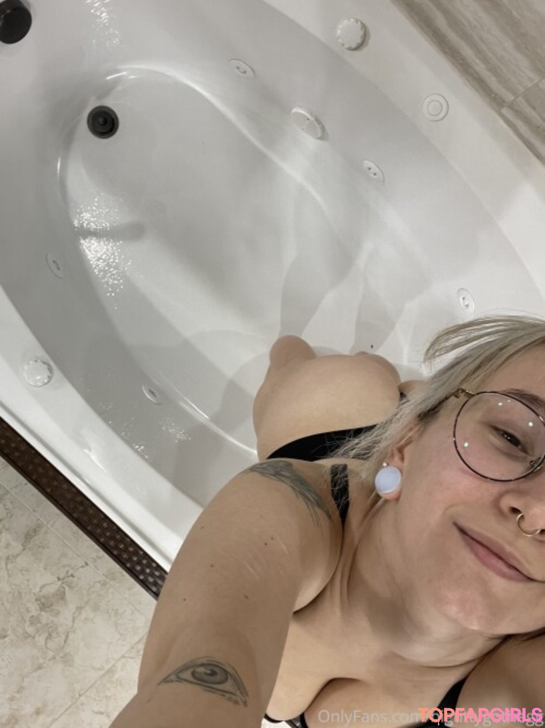 Alasti lekkinud OnlyFans-i pilt Bigtittygothegg #515