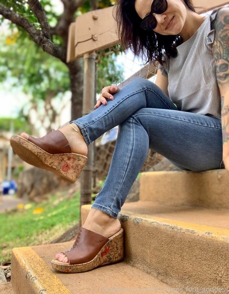 Kim_kisses_foot_goddess