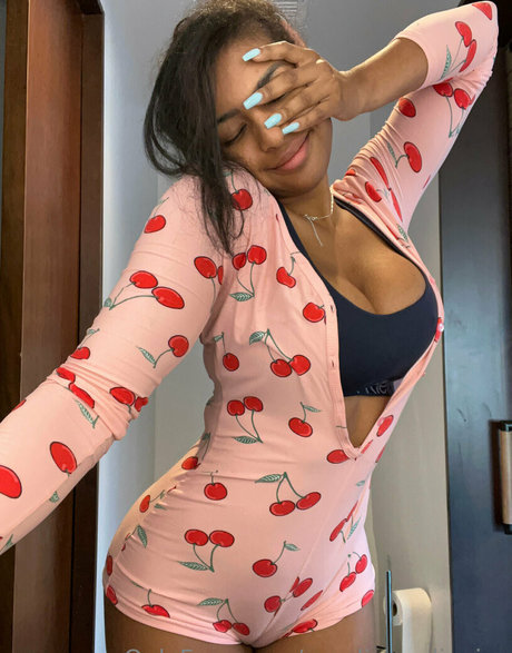 Nahá fotka uniklých OnlyFans od Carolinneoliveira