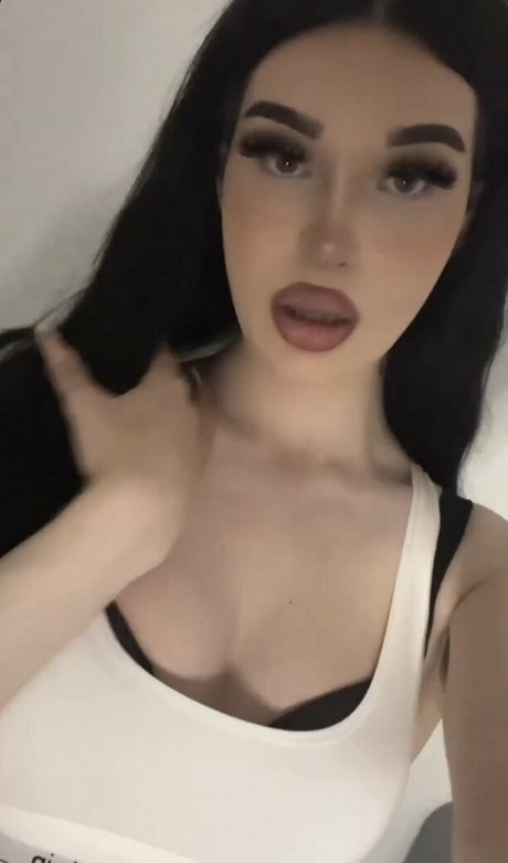 Naakte gelekte OnlyFans-foto van Luaaliyah