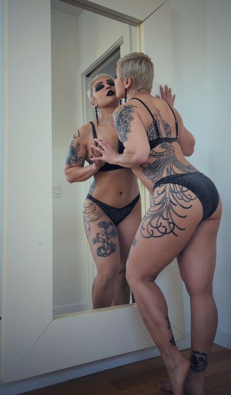 Naken läckt OnlyFans-bild av Evelyn Vinyl