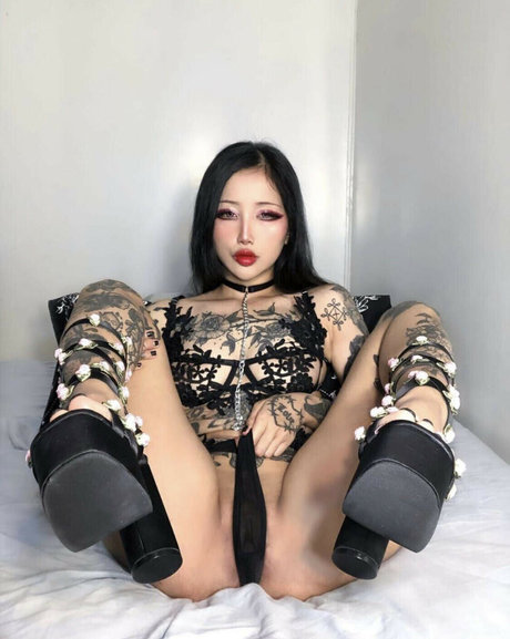 Naken lekkede OnlyFans-bilde av Yenny Zhao