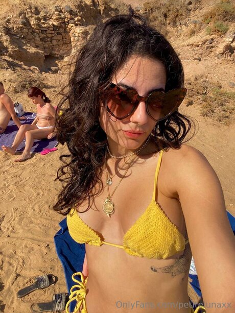 Naken läckt OnlyFans-bild av Petitelunaxx