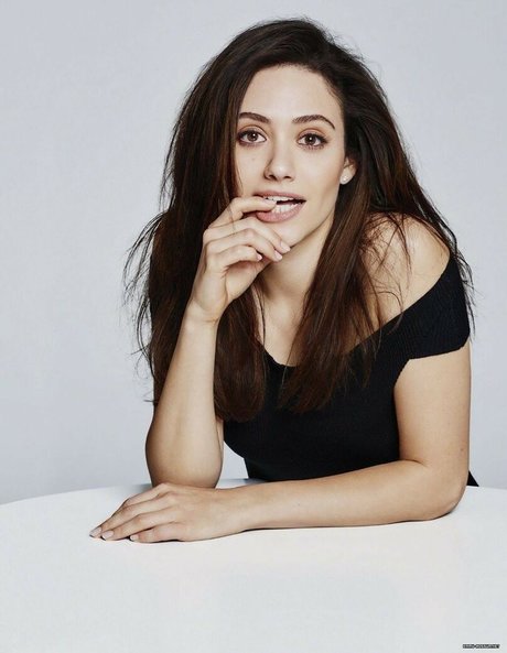Nahá fotka uniklých OnlyFans od Emmy Rossum