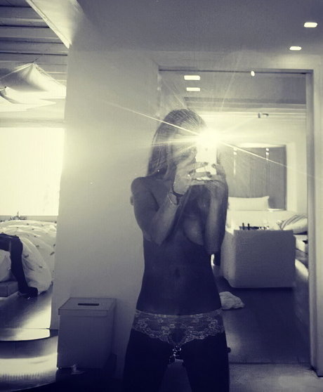 Naken läckt OnlyFans-bild av Lindsay Lohan