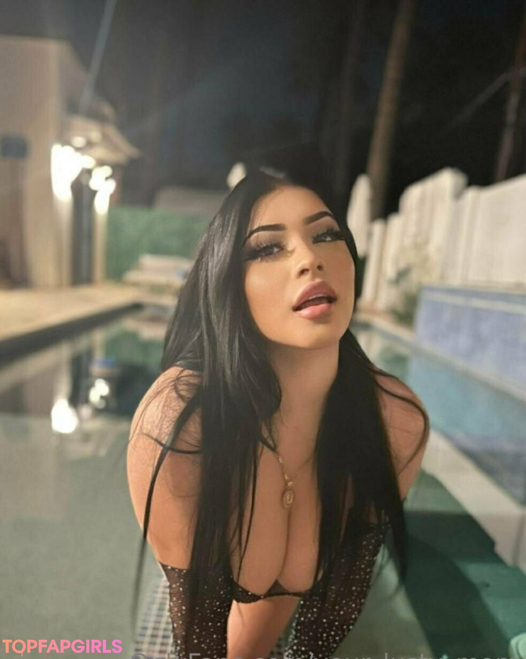 Naakte gelekte OnlyFans-foto van Yourlustymom #1072