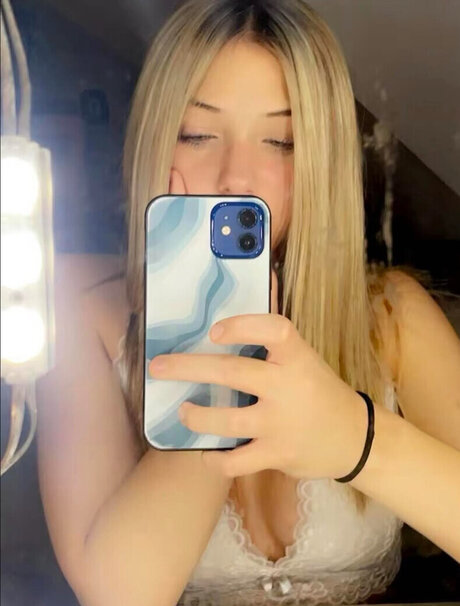 Alasti lekkinud OnlyFans-i pilt Blondexbb  Bryanamae