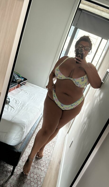 Naken läckt OnlyFans-bild av Calista Diamandis