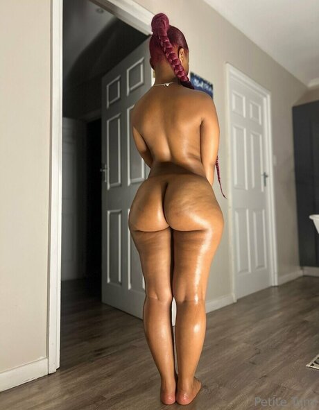 Обнаженная фотография утечки OnlyFans от Petite Tumi