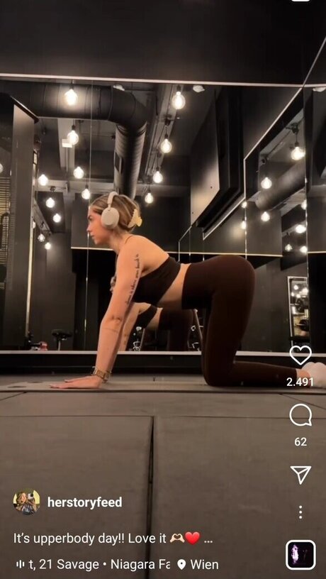 Naken läckt OnlyFans-bild av Herstoryfeed