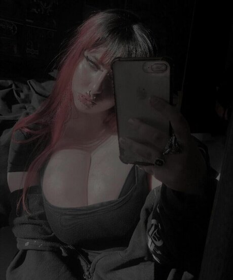 Foto desnuda filtrada de OnlyFans de Livdracula