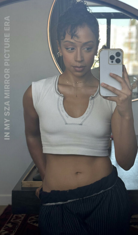 Naakte gelekte OnlyFans-foto van Liza Koshy
