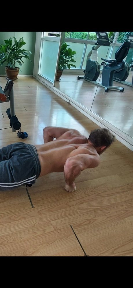Nahá fotka uniklých OnlyFans od Ben Ahbramar