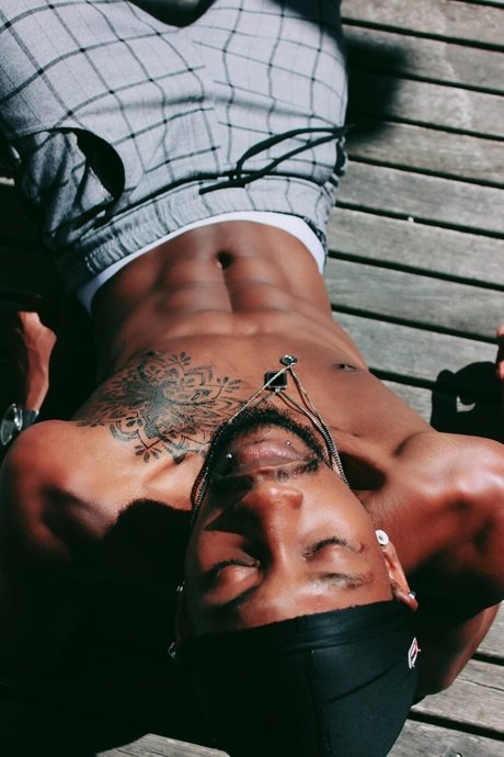 Nahá fotka uniklých OnlyFans od Miles Evans