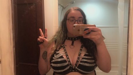 Naken läckt OnlyFans-bild av Molly