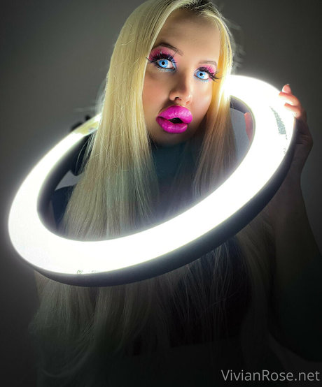 Alaston vuotanut OnlyFans-kuva Vivianrosefree
