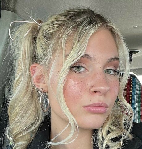 Alaston vuotanut OnlyFans-kuva Annie Angel