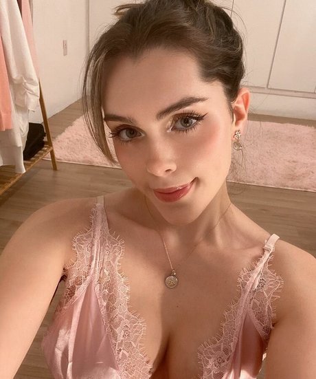 Naken läckt OnlyFans-bild av Olivia Herdt