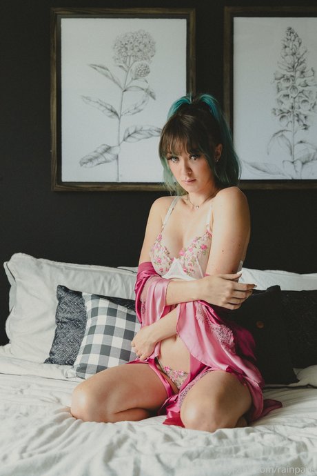 Naken läckt OnlyFans-bild av Rain Paris