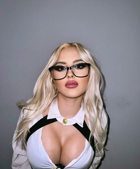 Nahá fotka uniklých OnlyFans od Itsmoxieee