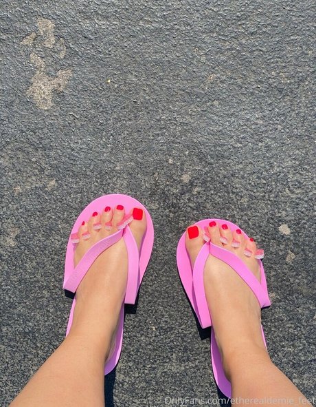 Nøgent lækket OnlyFans-billede af Etherealdemiefeet