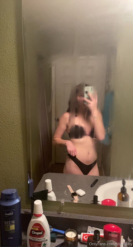 Naken läckt OnlyFans-bild av Sluttyshy