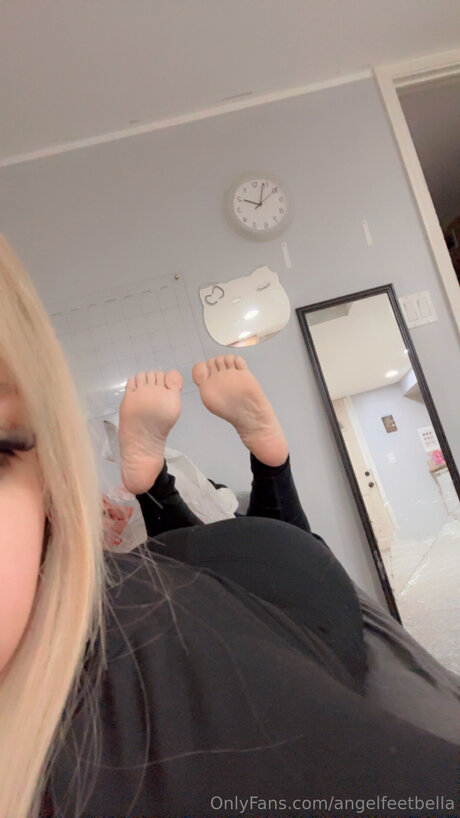 Naken läckt OnlyFans-bild av Angelfeetbella