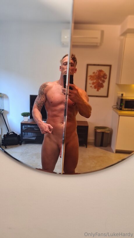 Alaston vuotanut OnlyFans-kuva Lukehardy