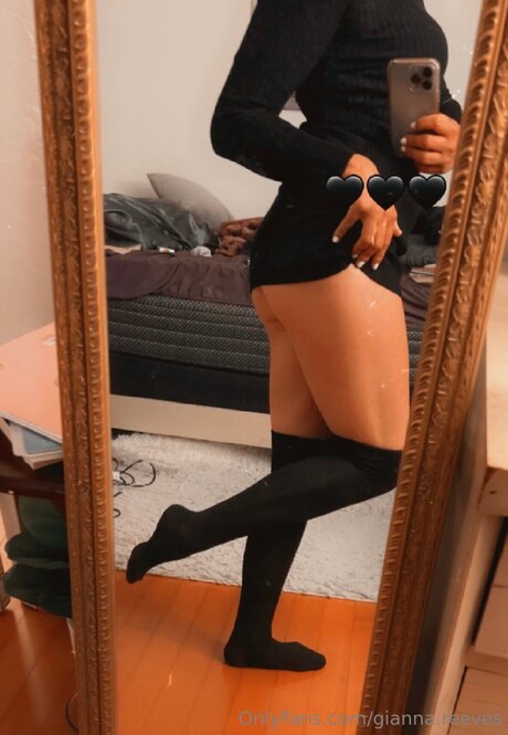 Naakte gelekte OnlyFans-foto van Gianna Reeves