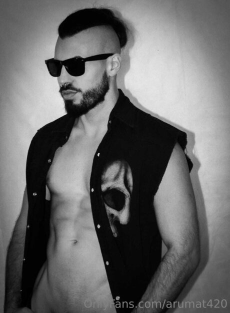 Naken lekkede OnlyFans-bilde av Arumat420