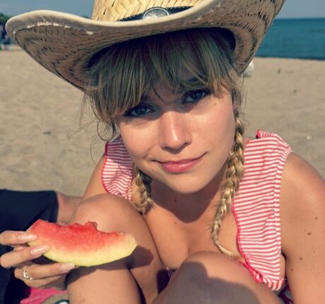 Naken läckt OnlyFans-bild av Ella Ballentine