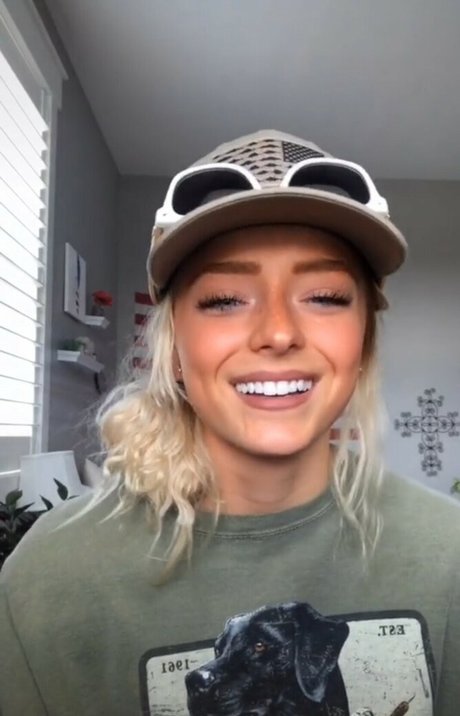 Alaston vuotanut OnlyFans-kuva Melanie Doulik
