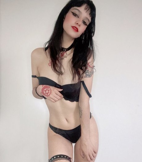 Nahá fotka uniklých OnlyFans od Vamplayla