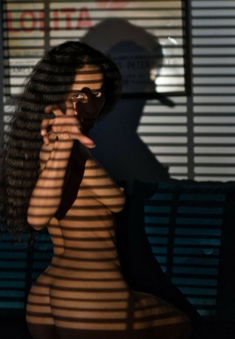 Nahá fotka uniklých OnlyFans od Adjouai
