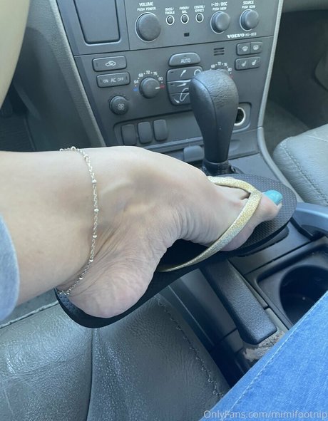 Alasti lekkinud OnlyFans-i pilt Mimifootnip