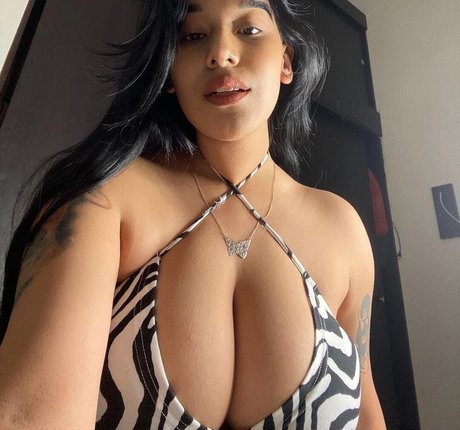 Naakte gelekte OnlyFans-foto van Fernanda V