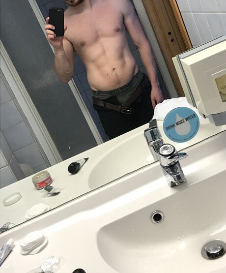 Nøgent lækket OnlyFans-billede af Cumbatescot