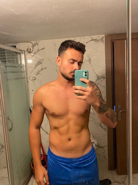 Naken läckt OnlyFans-bild av Enver Etin
