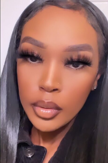 Naakte gelekte OnlyFans-foto van Taylor Simone