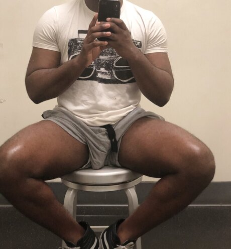 Naken läckt OnlyFans-bild av Brownstallion