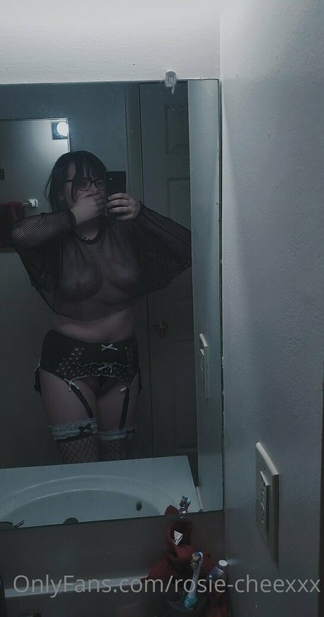 Alaston vuotanut OnlyFans-kuva Rosiecheexxx