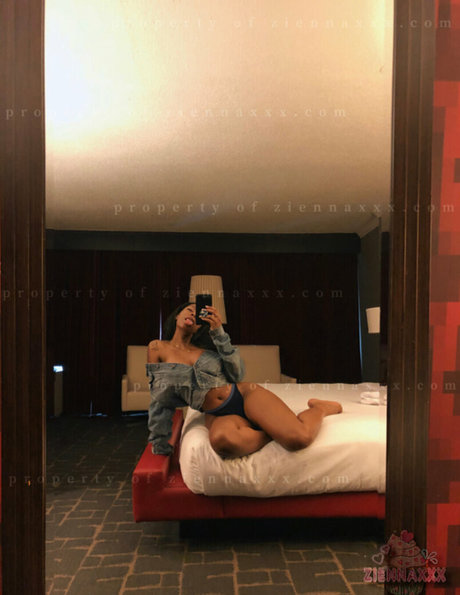 Naken läckt OnlyFans-bild av Ziennaxxx