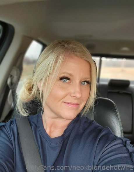 Neokblondehotwife