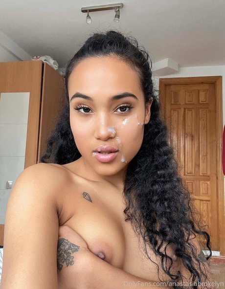 Nahá fotka uniklých OnlyFans od Anastasiabrokelyn