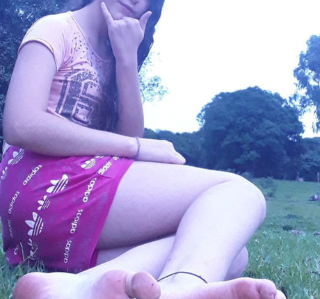 Naken läckt OnlyFans-bild av Friends Pretty Feet