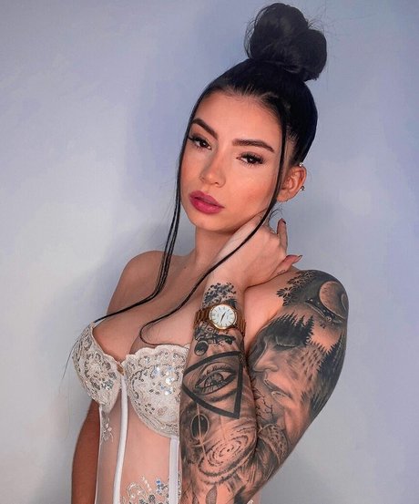 Nahá fotka uniklých OnlyFans od Alison Estrada