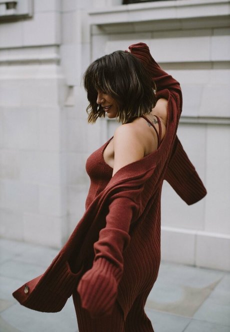 Nøgent lækket OnlyFans-billede af Frankie Bridge