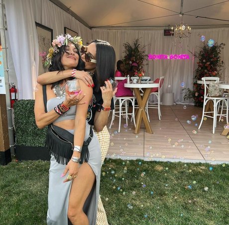 Naken läckt OnlyFans-bild av The Bella Twins