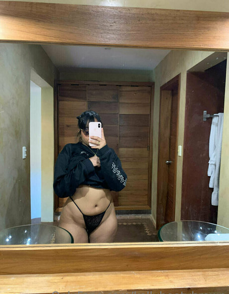 Naken läckt OnlyFans-bild av Kellybootybrown
