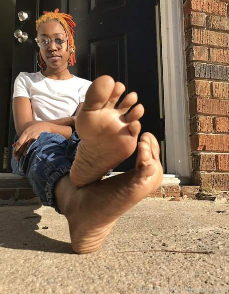 Littleebonyfeet